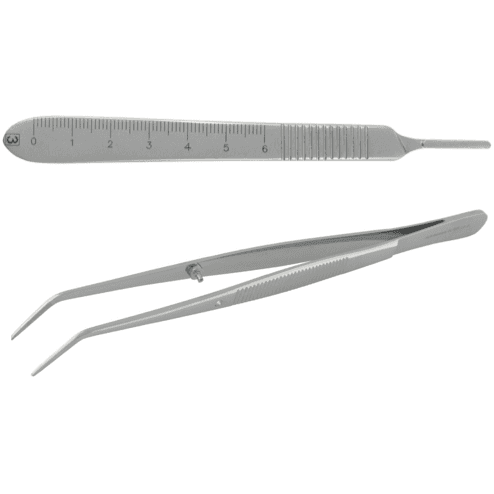 Danach wird mit einem Skalpell ins Gewebe eingeschnitten.
Dazu werden neben dem Skalpell eine chirurgische Pinzette und Sauger benötigt.