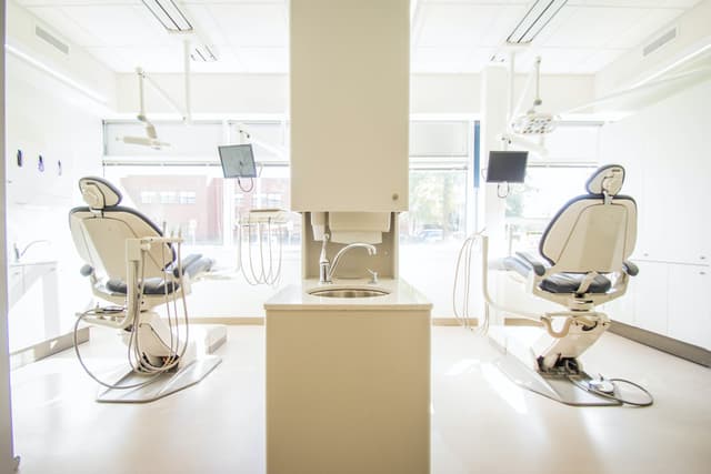 Bei der praktischen Ausbildung lernt man in der Praxis unter anderem wie man assistiert, Instrumente reinigt oder auch den richtigen Umgang mit Patienten.